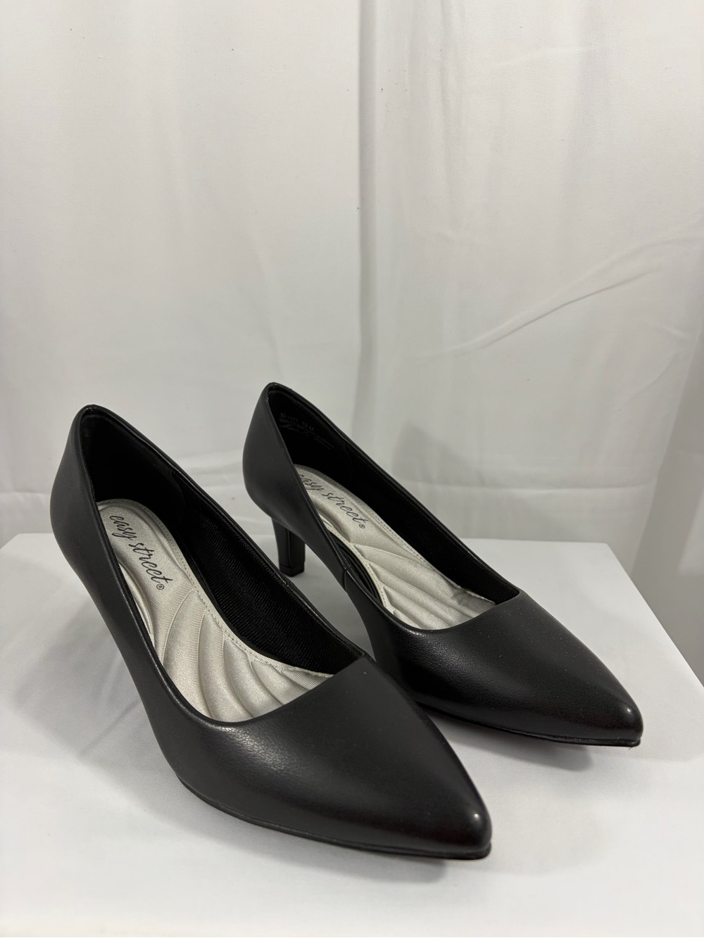 NWT Easy Street Women’s Size 6.5 Black Pointed-Toe Pumps